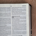 Bíblia de estudo Cristo em toda a Escritura Capa fllexível na cor preta e beira dourada