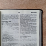 Bíblia de estudo Cristo em toda a Escritura Capa fllexível na cor preta e beira dourada
