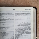 Bíblia de estudo Cristo em toda a Escritura Capa fllexível na cor preta e beira dourada